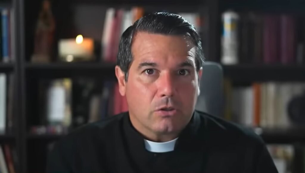 La medida fue difundida luego de que el sacerdote fuera sindicado como uno de los promotores de la visita de los diputados de la Libertad Avanza al penal de Ezeiza, donde residen ex militares condenados por crímenes de lesa humanidad.